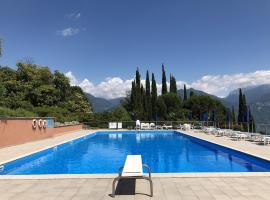 Hotel fotoğraf: One bedroom apartement with lake view shared pool and enclosed garden at Menaggio