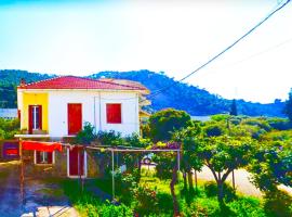 酒店照片: TWO-BEDROOMS in GREEK VINTAGE HOME with shared Bathroom