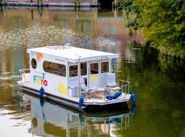 होटल की एक तस्वीर: Hausboot FIONA im Yachthafen Berlin - Schmöckwitz - Spree und Müggelsee