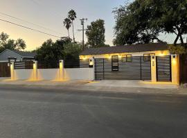 होटल की एक तस्वीर: Gated private house with own parking Sherman Oaks