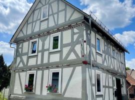 Hotel Photo: Rosehill Cottage 1699 - Stilvolle Ferien Berge & Seen