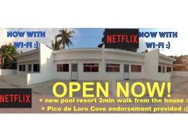 Fotos de Hotel: 2BR townhouses good for 12pax each & NETFLIX & 100Mbps WIFI & pool resort 2min walk & 3km outside Pico de Loro Cove & Calayo Cove - with Endorsement for Pico de Loro Cove daytour & Boat-Tour & Island Hopping assistance