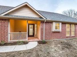 होटल की एक तस्वीर: Dayspring Unique Home 3BR/2BA