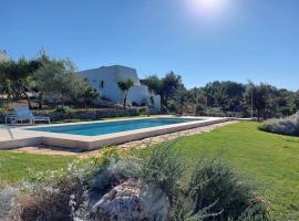 Hotel kuvat: Trullo dei Mori, sea view villa with swimming pool