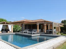 Fotos de Hotel: Amazing holiday home in Le Val with private pool