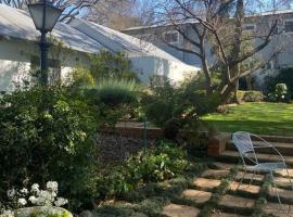 מלון צילום: Charming cottage in lush Melrose Garden