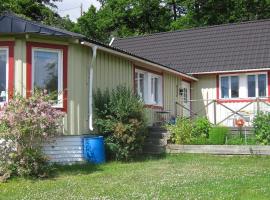 Хотел снимка: Three-Bedroom Holiday home in Skå