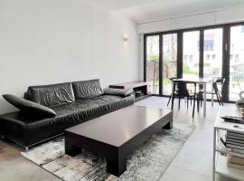 Hotel fotoğraf: 2 BR next to Old City with Patio by FeelHome