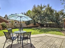 होटल की एक तस्वीर: Houston Vacation Rental with Private Patio