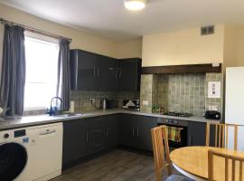 Comfortable Home away from Home, town centre, free parking,multiple Rooms, Hotel in Cheltenham