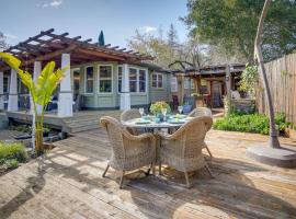 Фотография гостиницы: Luxury Woodside Vacation Rental with Patio