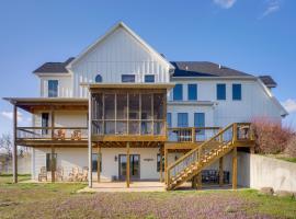 Hotel Photo: Rustic Missouri Vacation Rental with Hill Views!