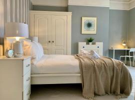 Hotel kuvat: Somerford Place - 6 Beds - Sleeps 12 - Parks 2-3 cars/vans