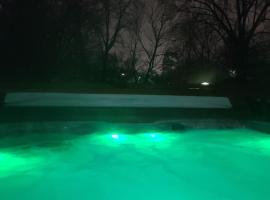 Outdoor Hot Tub and Cozy King Bed, hotel v destinaci Lansing