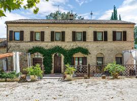 Hotel Photo: Amazing Home In Macerata With Jacuzzi, Wifi And 5 Bedrooms