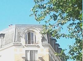 Hotel foto: Vue sur les toits de Paris, tour Effeil, centre malakoff, chambre chez l'habitant, sans ascenseur, à deux pas de Paris