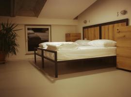 GARAGE HOSTEL, hotel in Nova Gorica
