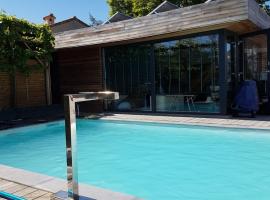 Hotel Foto: Tomorrowland loft poolhouse with pool