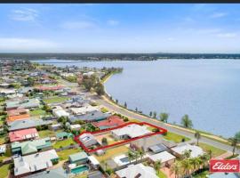 Lakefront Beauty ! Pet friendly,位于亚勒旺加的酒店