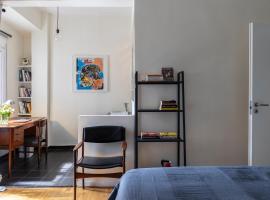 Hotel Foto: Urban Elegance 1BR with Hill & Lycabettus Views