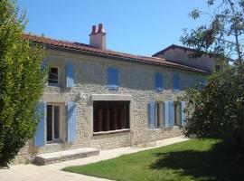 호텔 사진: Beautiful renovated farmhouse with private heated pool.