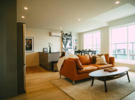Hotel Photo: *NEW* Stylish 2BR Condo with Views in North End