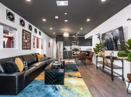 รูปภาพของโรงแรม: Luxe Rock Bungalow in the Heart of Hollywood