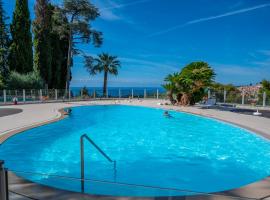 होटल की एक तस्वीर: Studio Menton Garavan avec piscine à proximité Italie et Monaco