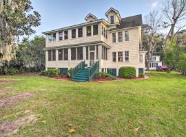 Hotel Foto: Family-Friendly Savannah Vacation Rental with Decks!