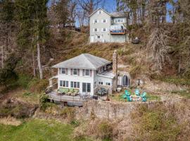 酒店照片: Secluded Riverfront Bangor Home with Fire Pit!