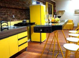 Hotel Photo: LOFT AMARELO temático prox ao Shopping Bourbon Ipiranga