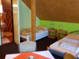 酒店照片: Guest House Pod Lesem Merklín