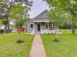 Hotel Photo: Cozy Bellville Home with Gas Grill and Private Yard!