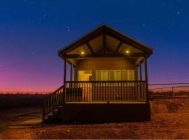 037 Tiny Home nr Grand Canyon South Rim Sleeps 8, hotel in Valle