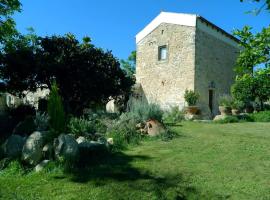 Hotel fotoğraf: Villa Venetico stone retreat with garden