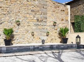 A picture of the hotel: Le mazet Sainte-Jalle, piscine chauffée, jardin clos, barbecue en Baronnies Provençales