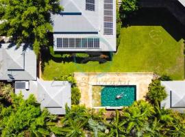 Fotos de Hotel: Zenhouse: 6-BR Balinese Tropical Oasis in Nightcliff Central