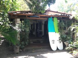 Punta Roca Surf House, hotel din El Majahual