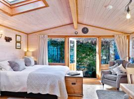 Hotel kuvat: The Lodge - Luxury Lodge with Super King Size Bed, Kitchen & Shower Room