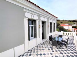 מלון צילום: Spiti Sea View Neoclassical House in Stenies