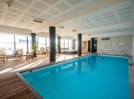 A picture of the hotel: Le Barracuda & Spa, Centre Port, pieds dans l'eau, vue mer