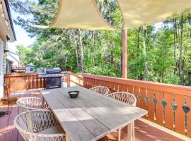 Hotel Photo: Cheerful Savannah Vacation Rental with Fire Pit!
