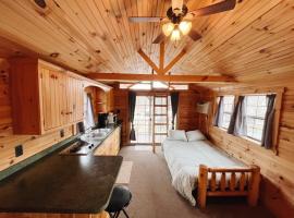 호텔 사진: Deluxe Cabin Within Campground