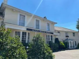 Alton House Hotel: Alton şehrinde bir otel