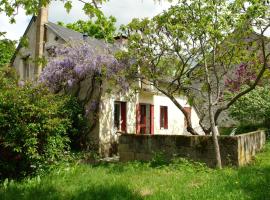 Hotel Photo: Lovely rural and quiet farmhouse with natural swimming lake