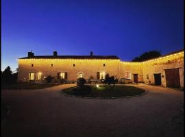 Hotel Photo: Spacious & Characterful 6 Bed Farmhouse with Pool