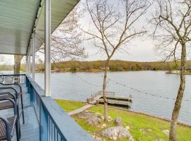 Hotel foto: Lakefront Arkansas Abode - Deck, Grill and Fire Pit!