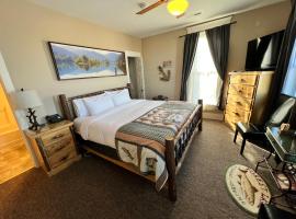 Fotos de Hotel: Historic Branson Hotel - Fisherman's Cove Room with King Bed - Downtown - FREE TICKETS INCLUDED