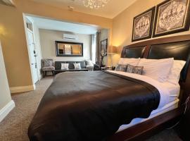 酒店照片: Historic Branson Hotel - Haven Suite with Queen Bed - Downtown - FREE TICKETS INCLUDED