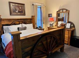 Photo de l’hôtel: Historic Branson Hotel - Horseshoe Room with King Bed - Downtown - FREE TICKETS INCLUDED